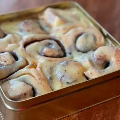 Wildflour Can of Cinammon Rolls (9 pieces)