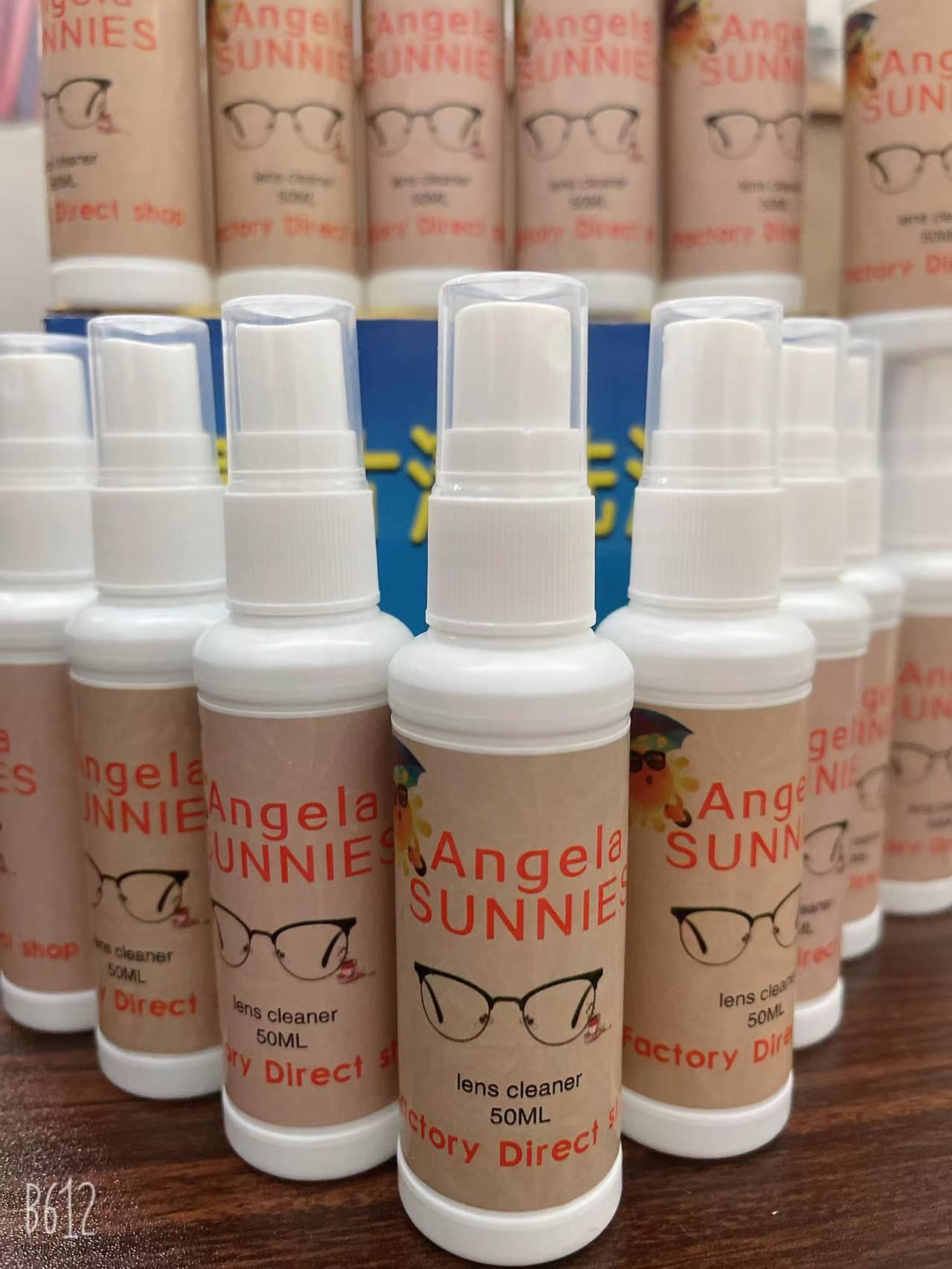 Cleaning solution for glasses/Artifact for efficiently cleaning lens