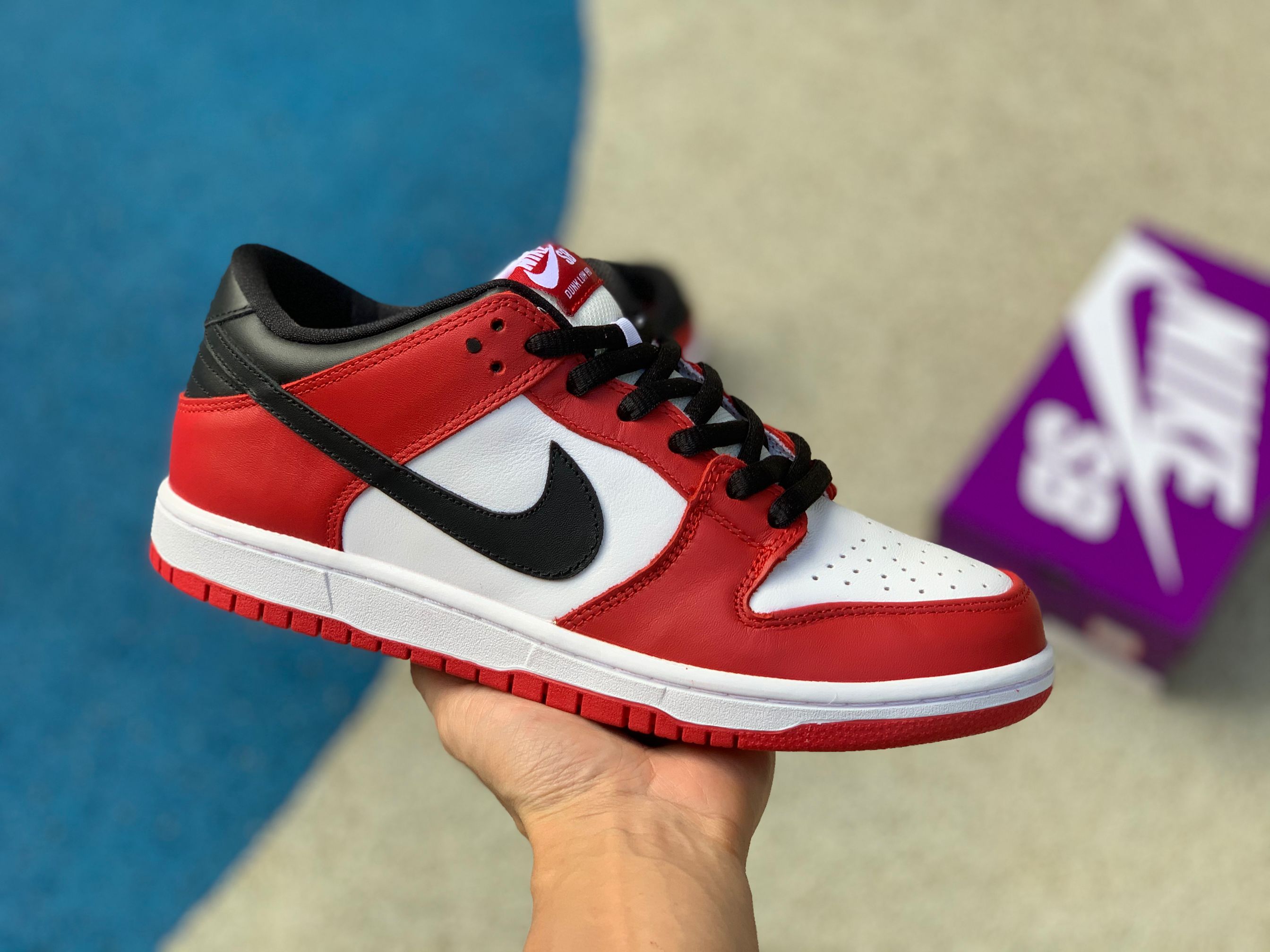 Nike SB Chicago Nike SB Dunk Low Chicago black, white and red ...