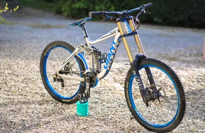 giant downhill mountain bike