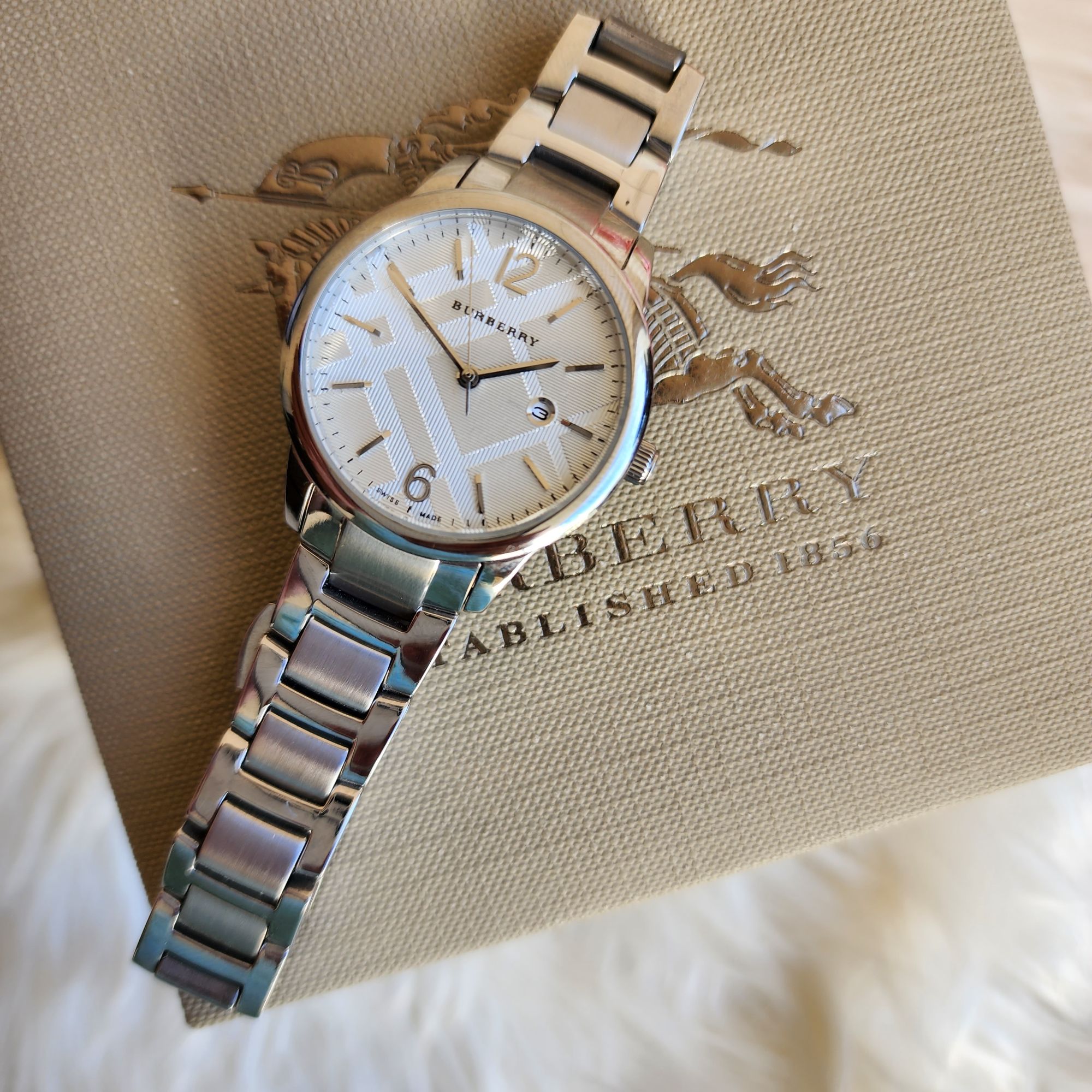 Burberry round chronograph cheap bracelet watch