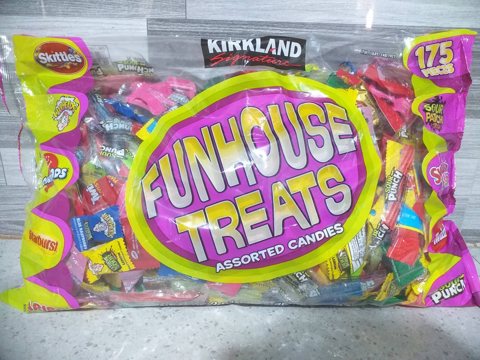 Kirkland Signature Funhouse Treats Assorted Candy 175 pcs (92 oz ) U.S