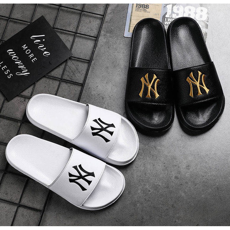 yankees flip flops