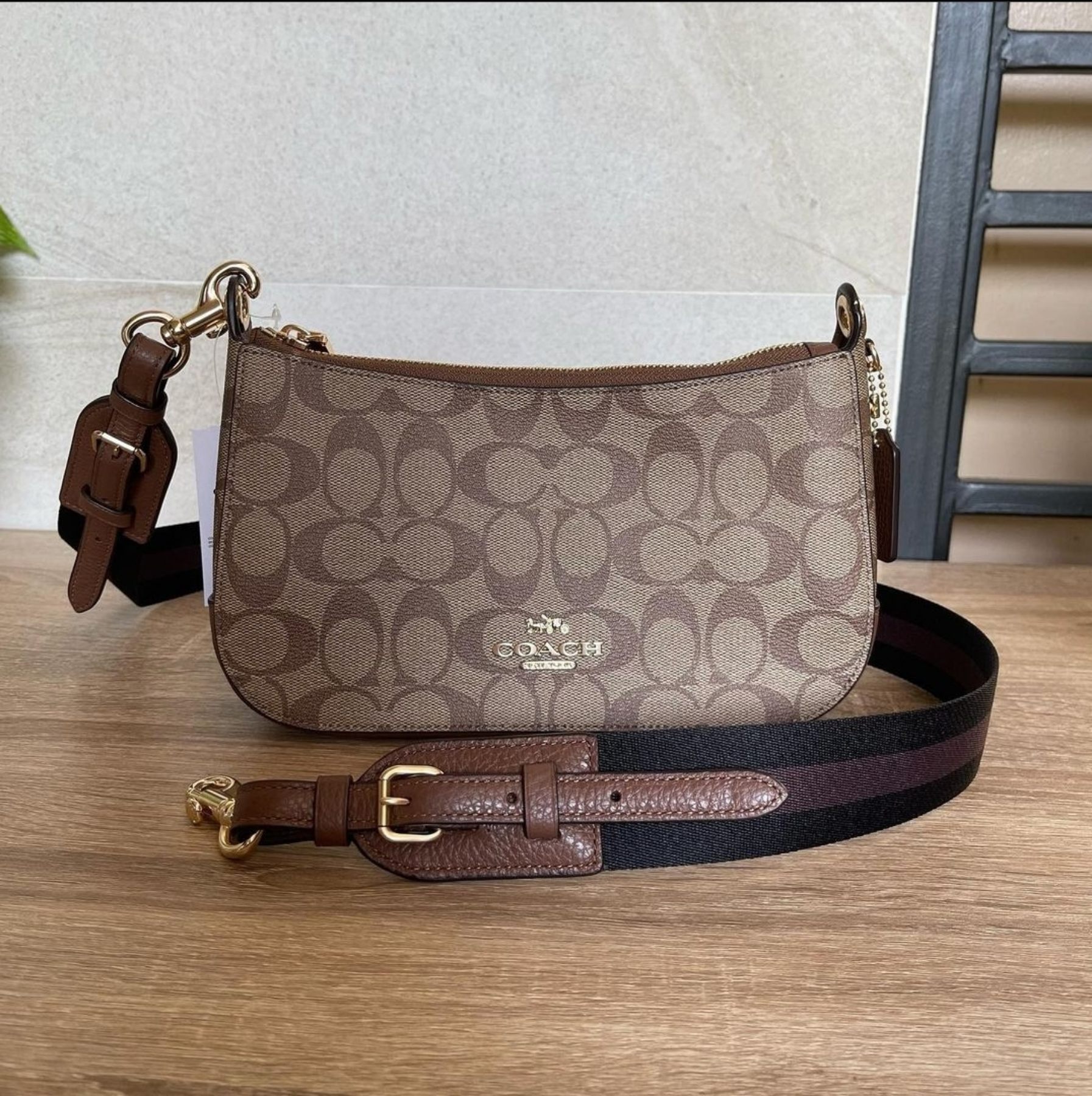 Chelsea crossbody discount in signature jacquard