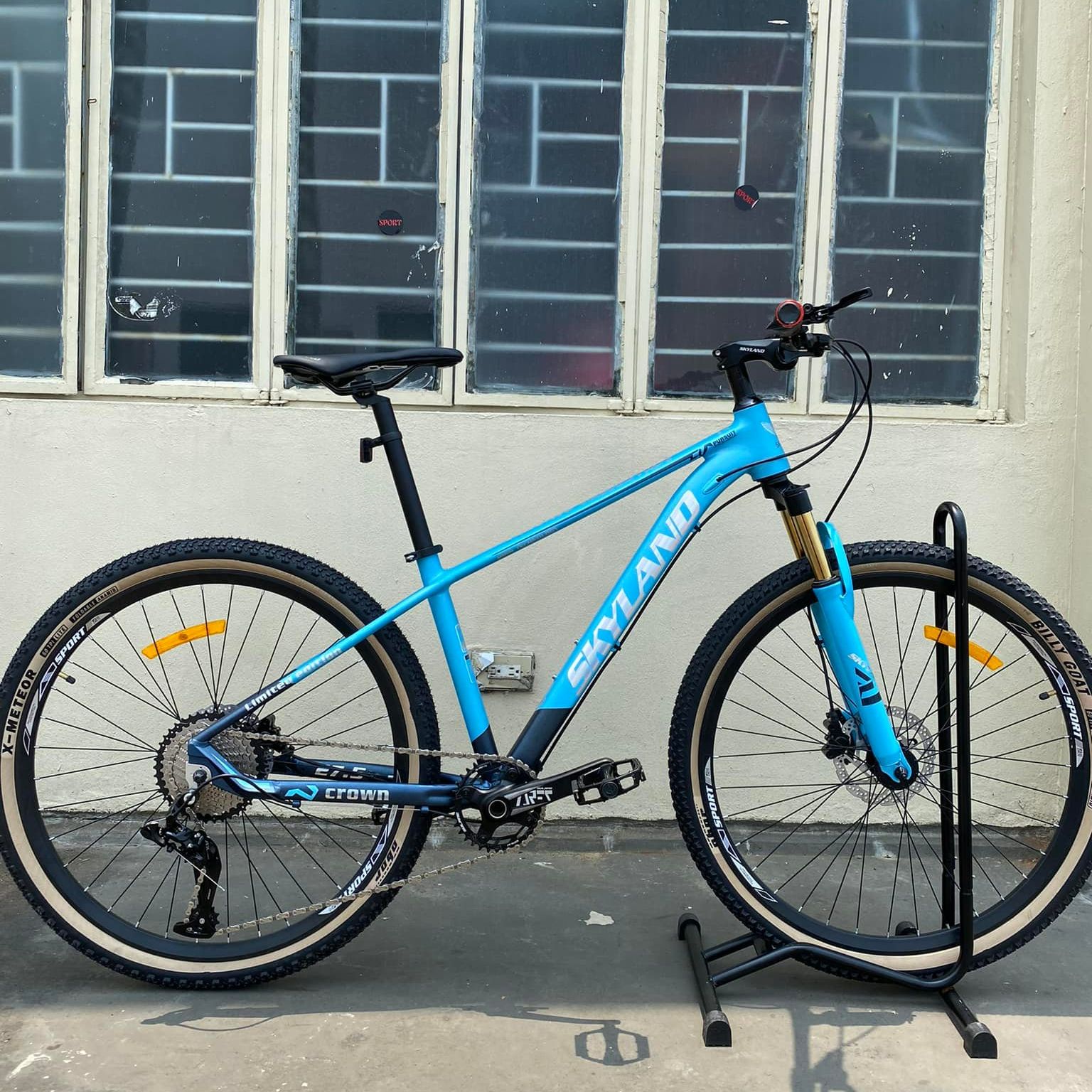 SIZE SKYLAND CROWN STORM HALLOWTECH ALLOY MOUNTAIN BIKE