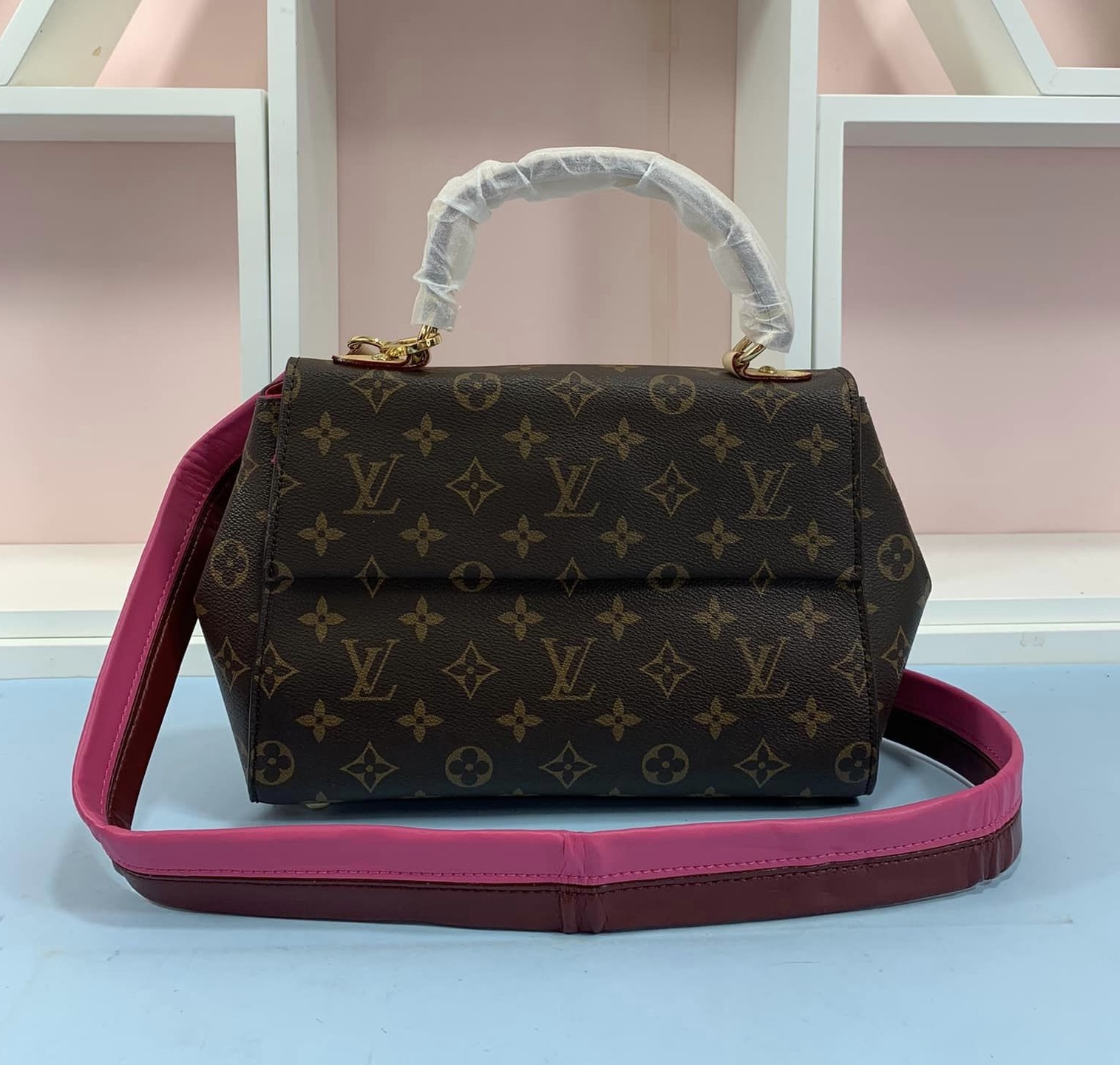 LOUIS VUITTON. Cluny MM bag in monogram canvas. Magnetic…