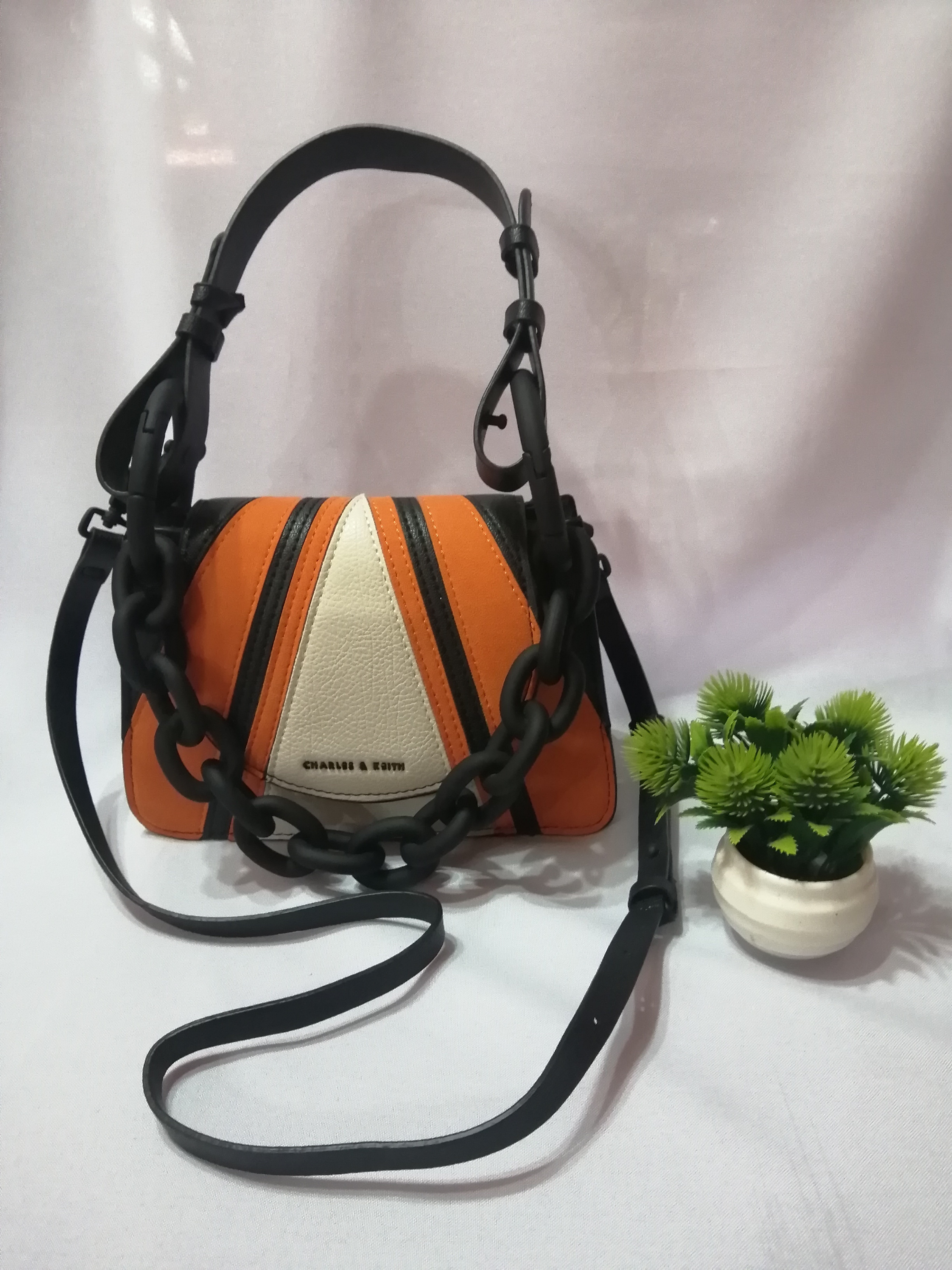 charles and keith mall pull out