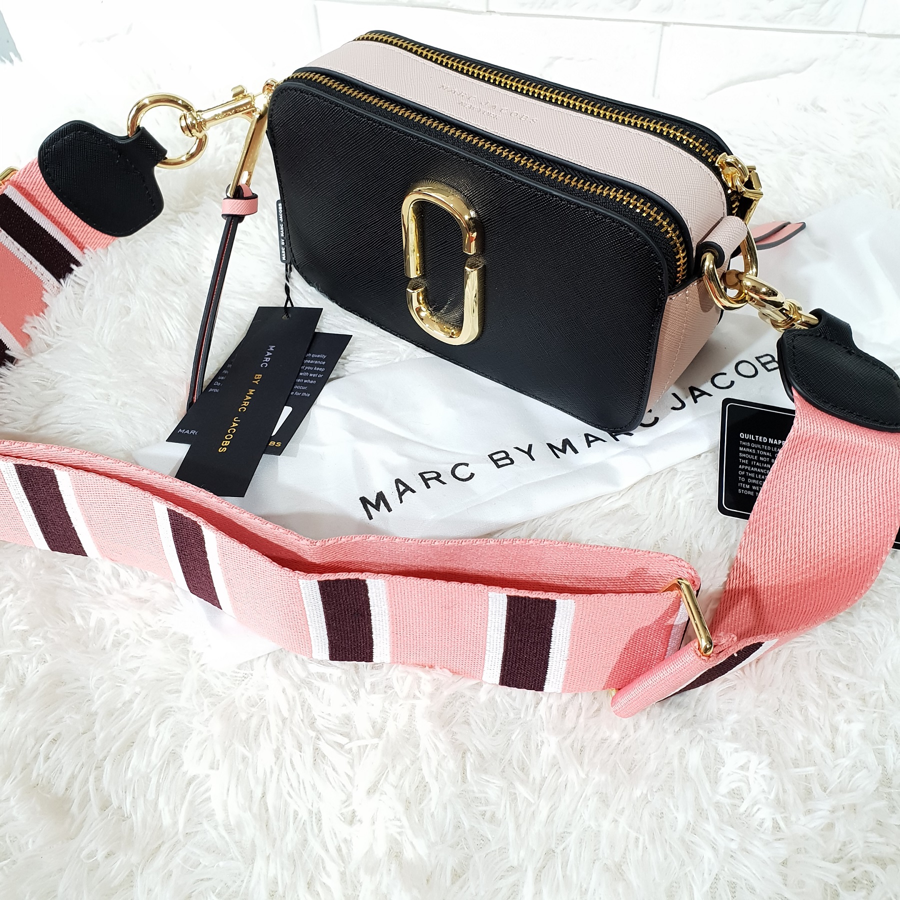 marc jacobs snapshot bag black with pink strap