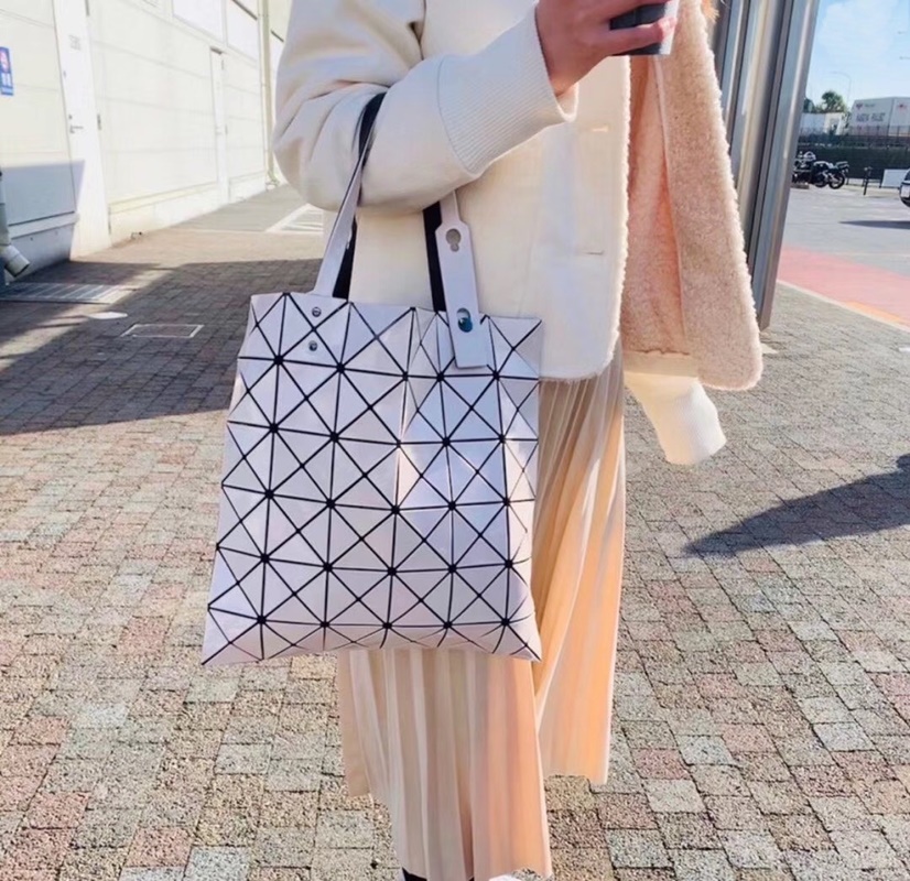 Issey Miyake with Anti-fake mark Reflective color 6✖️6 tote bag
