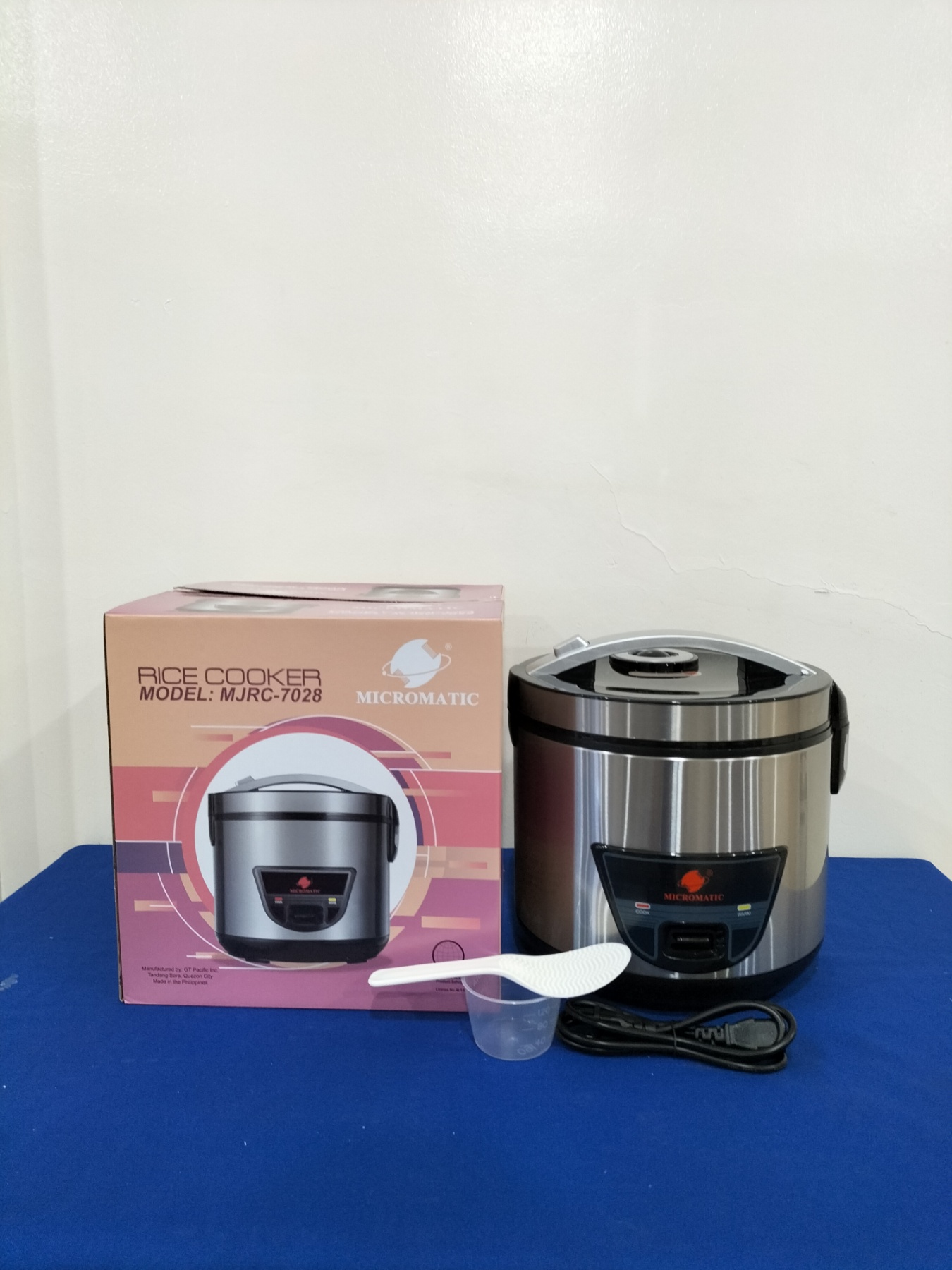 RICE COOKER 1.8 LITERS/ RICE COOKER WITH RICE SPOON HOLDER/ MICROMATIC