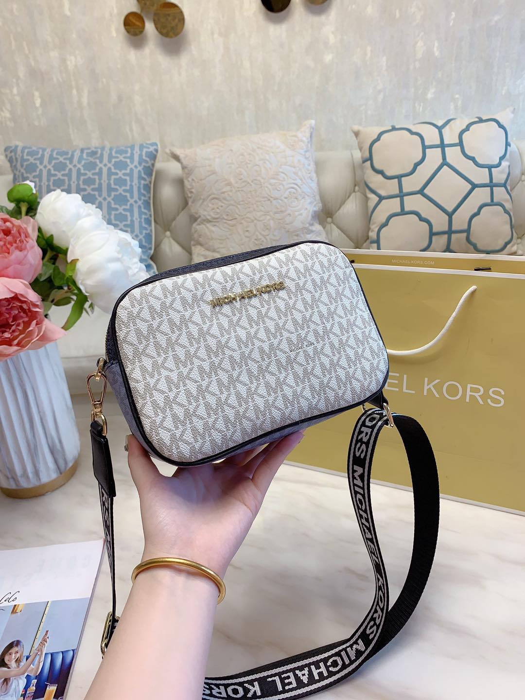 MICHAEL KORS CAMERA SLING BAG (White) | Lazada PH