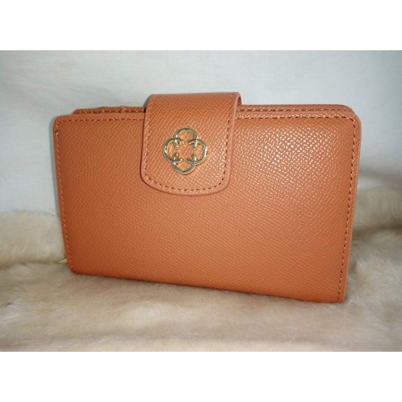 CLN - Get a hold of our chic & classic piece, the Calanthe Wallet. Shop the Calanthe  Wallet here: cln.com.ph/products/calanthe Shop our best-sellers collection  here: cln.com.ph/collections/best-sellers
