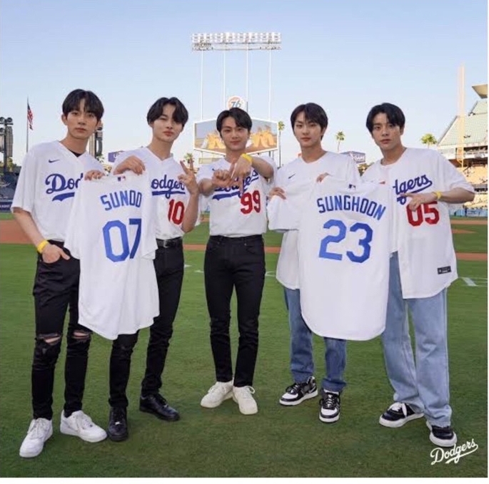 JUNGWON DARK MOON  Dodgers jerseys, Jersey, Sports jersey