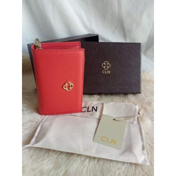 Go for gold with the Safiyya Wallet ✨ Shop it now at CLN Ayala Malls_Harbor  Point.