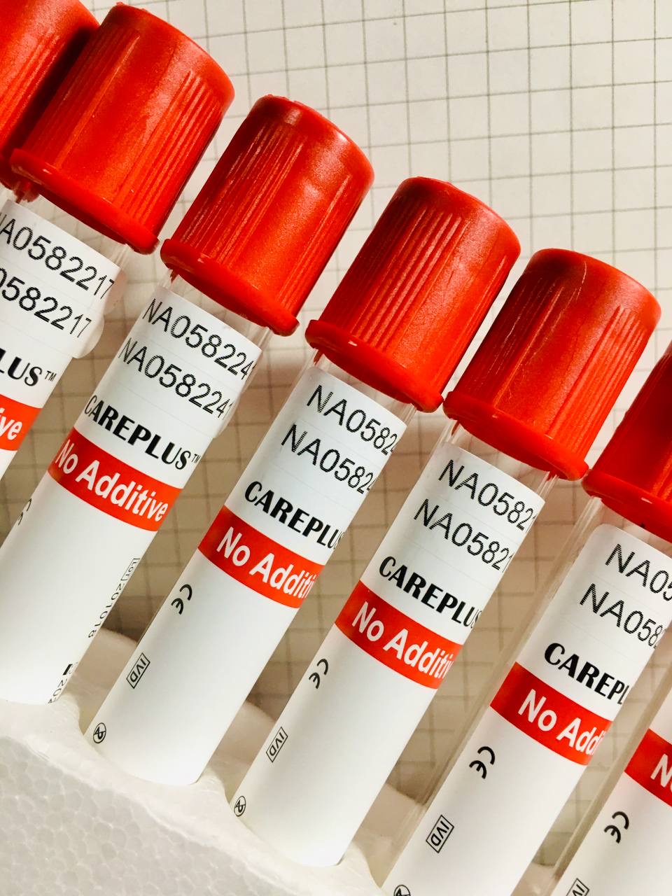 Red Vacutainer with No Additive or Red Vacuum Tube for Veni Practice