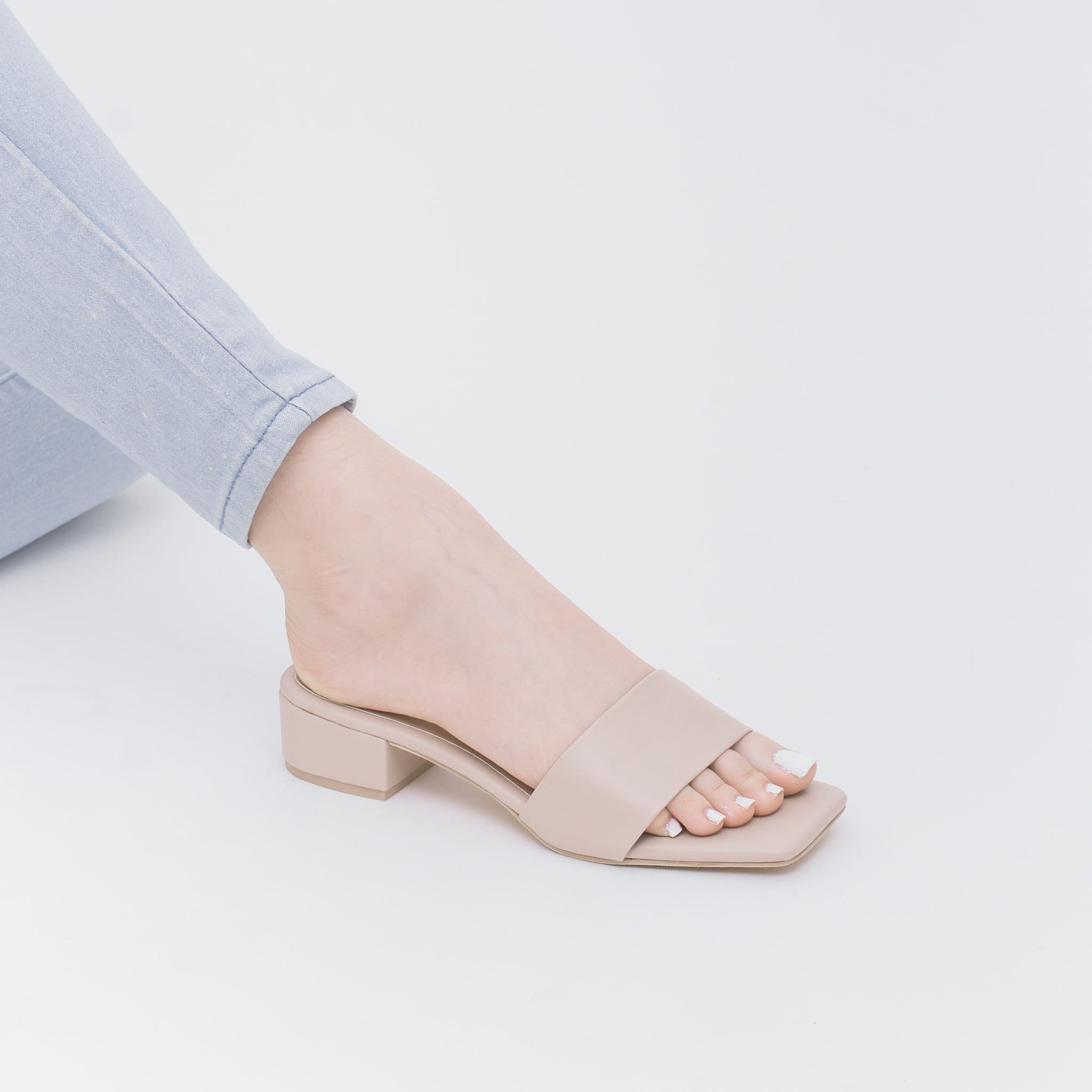 Aztrid Shoes Jasmine in Bone at 1 Inch 