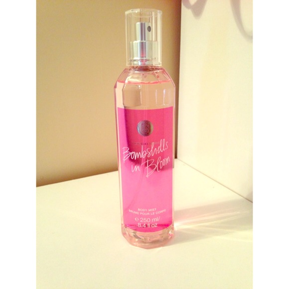 Victoria Secret Bombshell In Bloom Fragrance Body Mist 8.4 Fluid Ounce  (Bombshell In Bloom)
