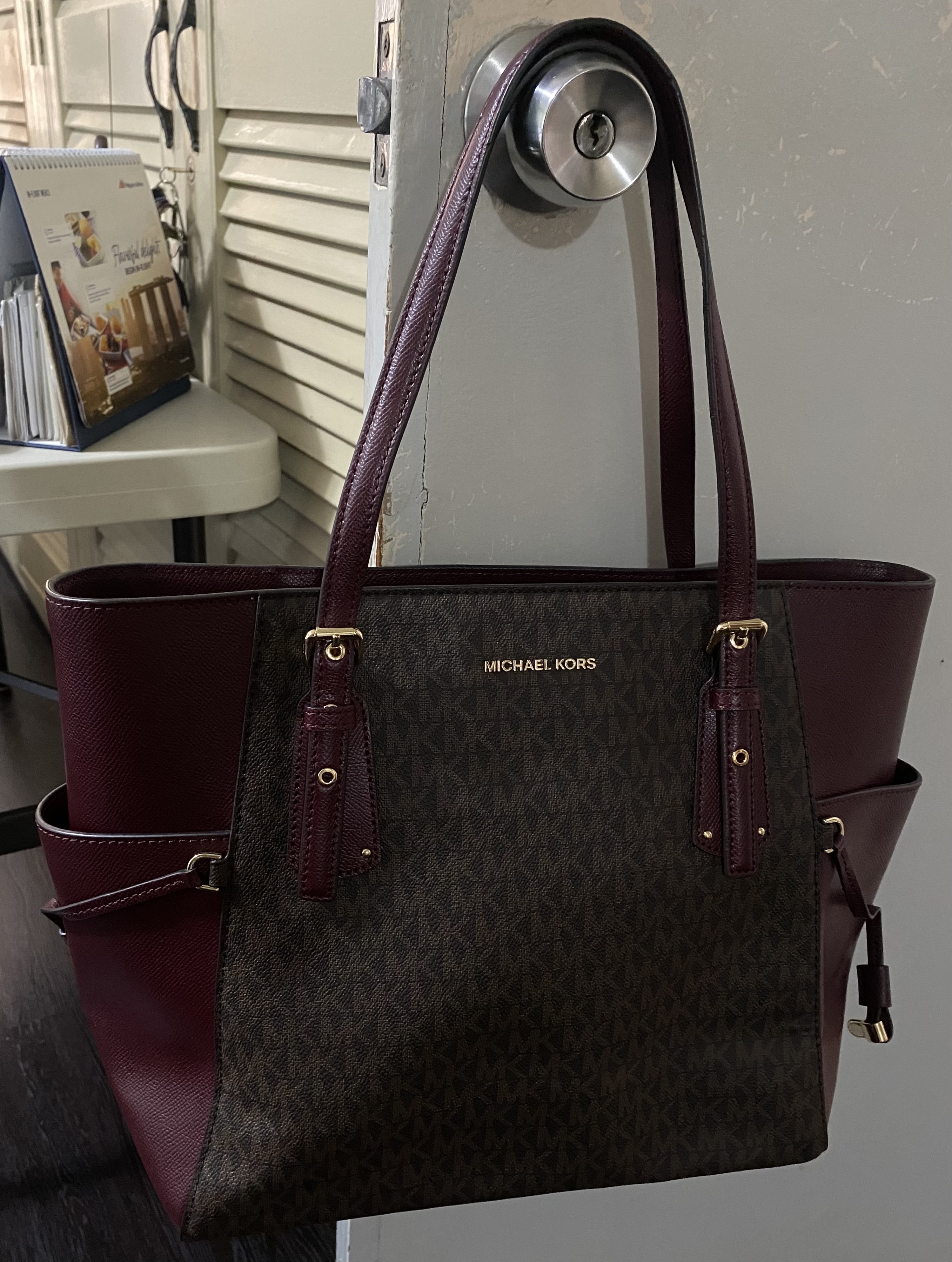 WOMEN'S ORIGINAL Michael Kors Voyager East West Signature Tote BRAND NEW  (USA Macy's Purchased with Orig. Price Tag still attached shown on photo)