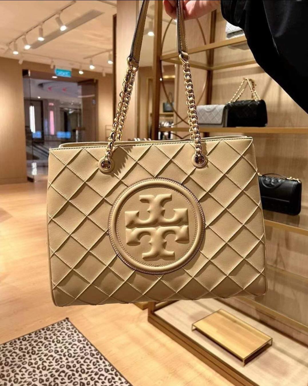 Shop Tory Burch Tory Burch FLEMING Leather Office Style Elegant Style Logo  Totes (152337) by ALOHAMALL