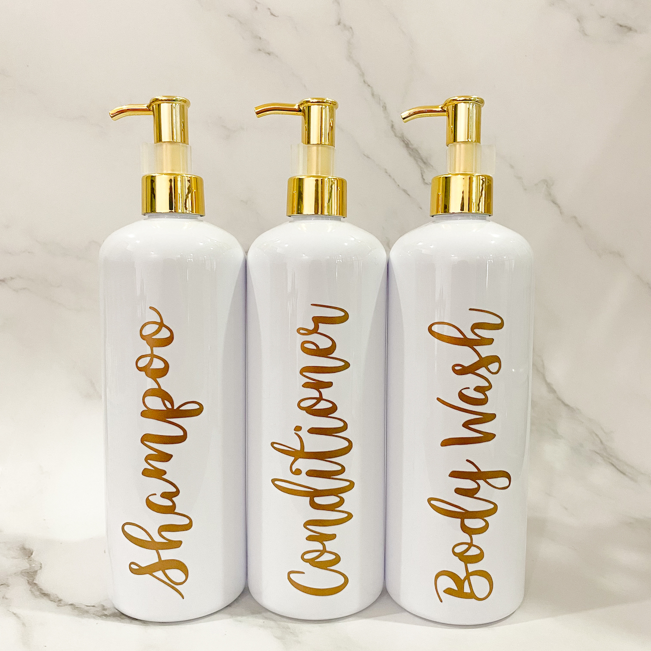 HLM REFILLABLE PUMP BOTTLE IN WHITE AND GOLD PUMP WITH LOCK 500ML