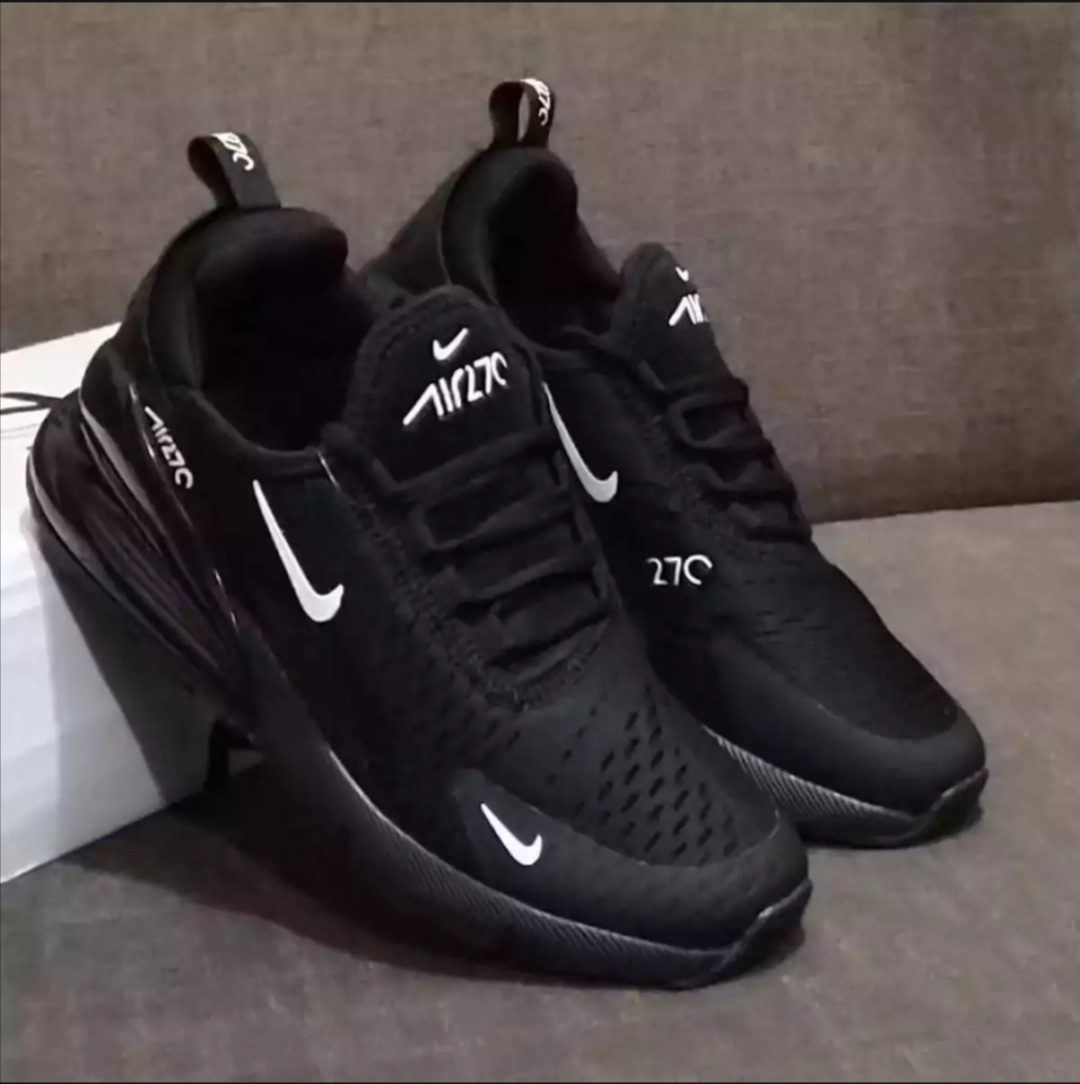 sports shoes full black