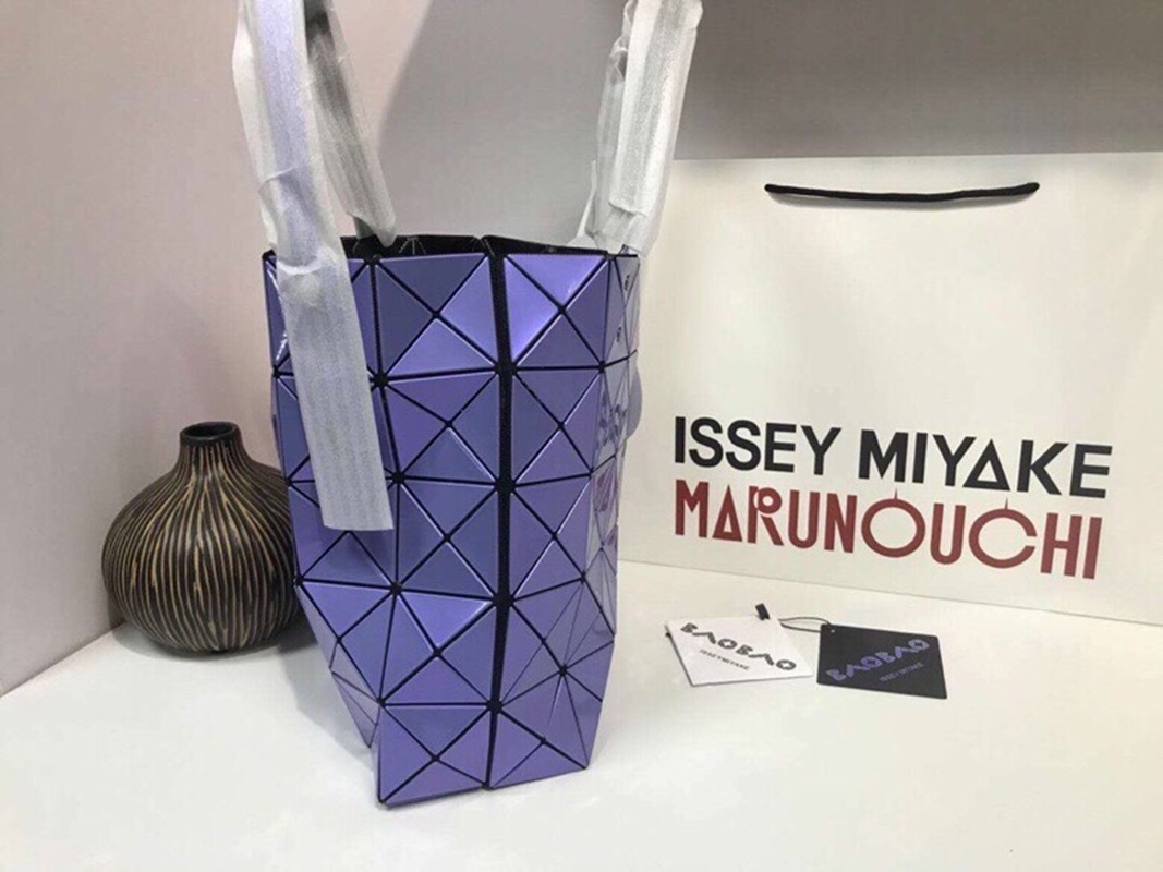 Issey Miyake with Anti-fake mark Reflective color 6✖️6 tote bag