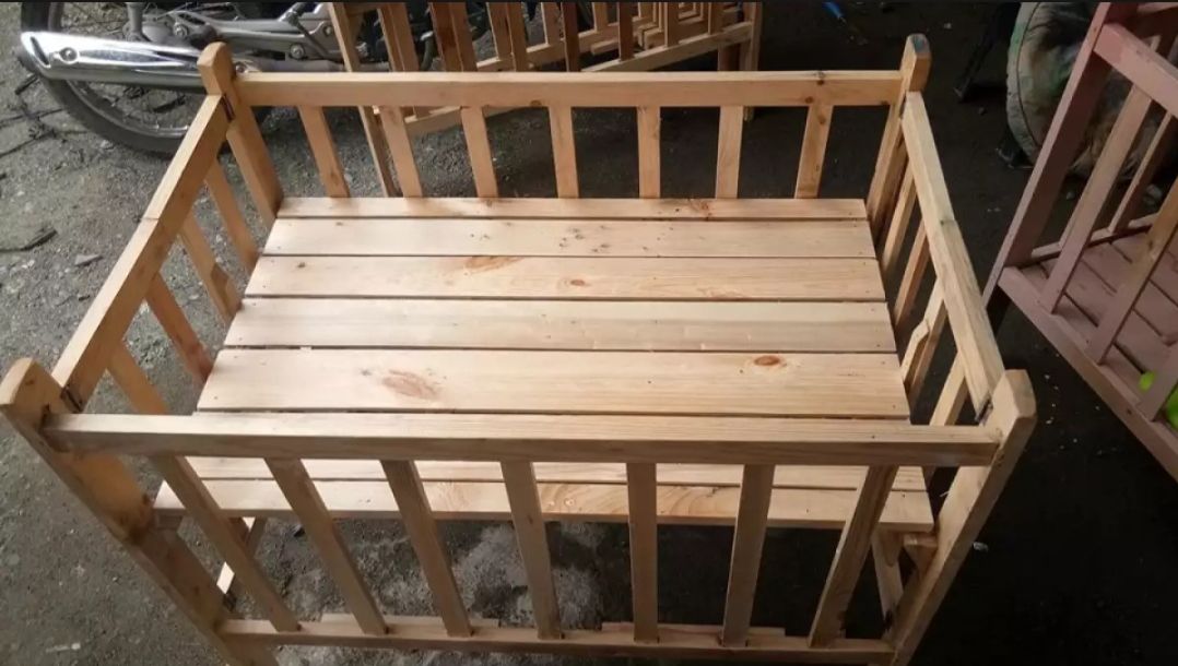 Foldable Wooden Crib Made Of Palochina Wood With Natural Varnish