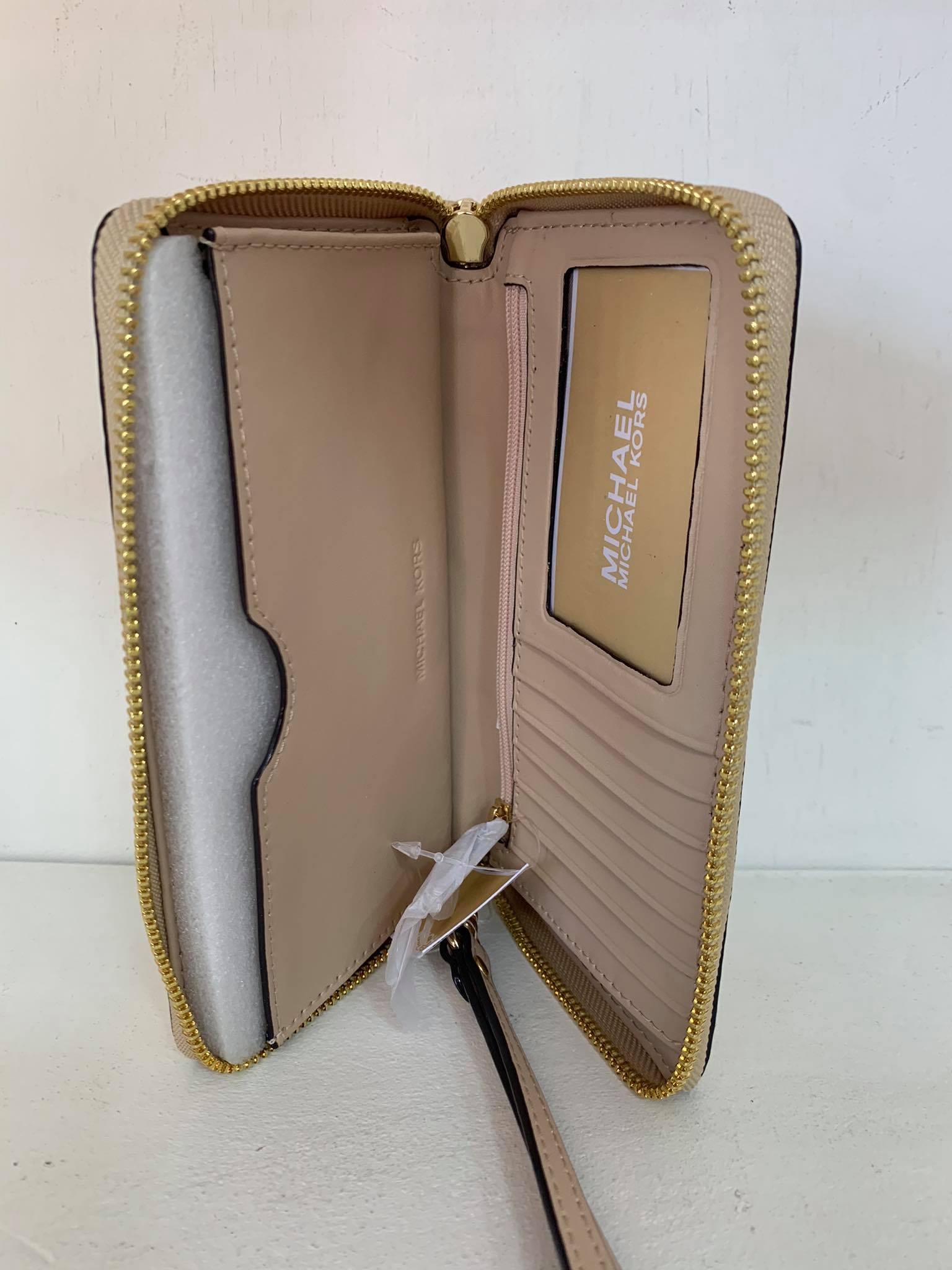 Mua Michael Kors Signature Bright White Double Zip Phone Case Wallet  Wristlet 35F8STVW0B119 trên Amazon Mỹ chính hãng 2023  Fado