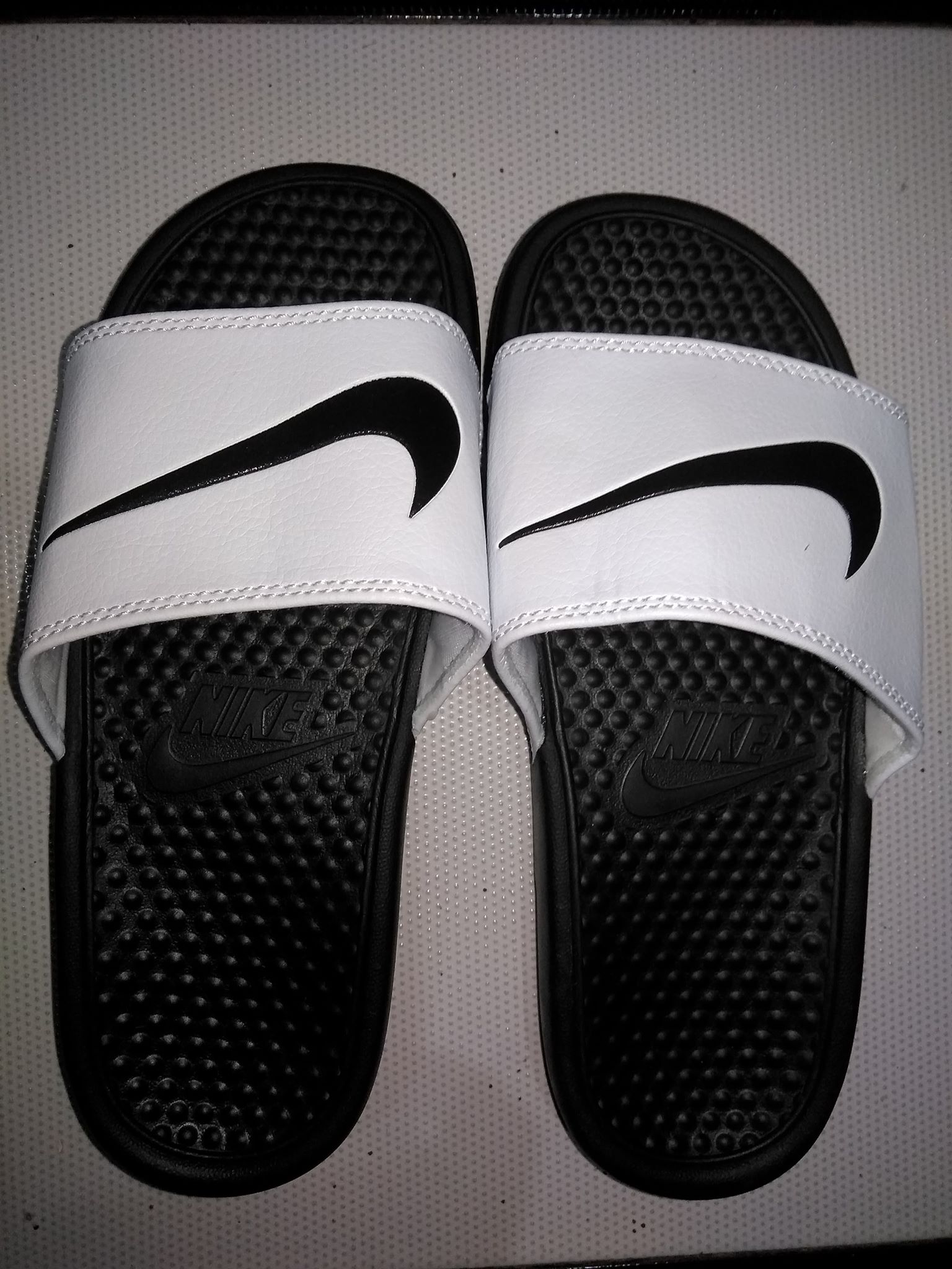 foot locker nike slippers