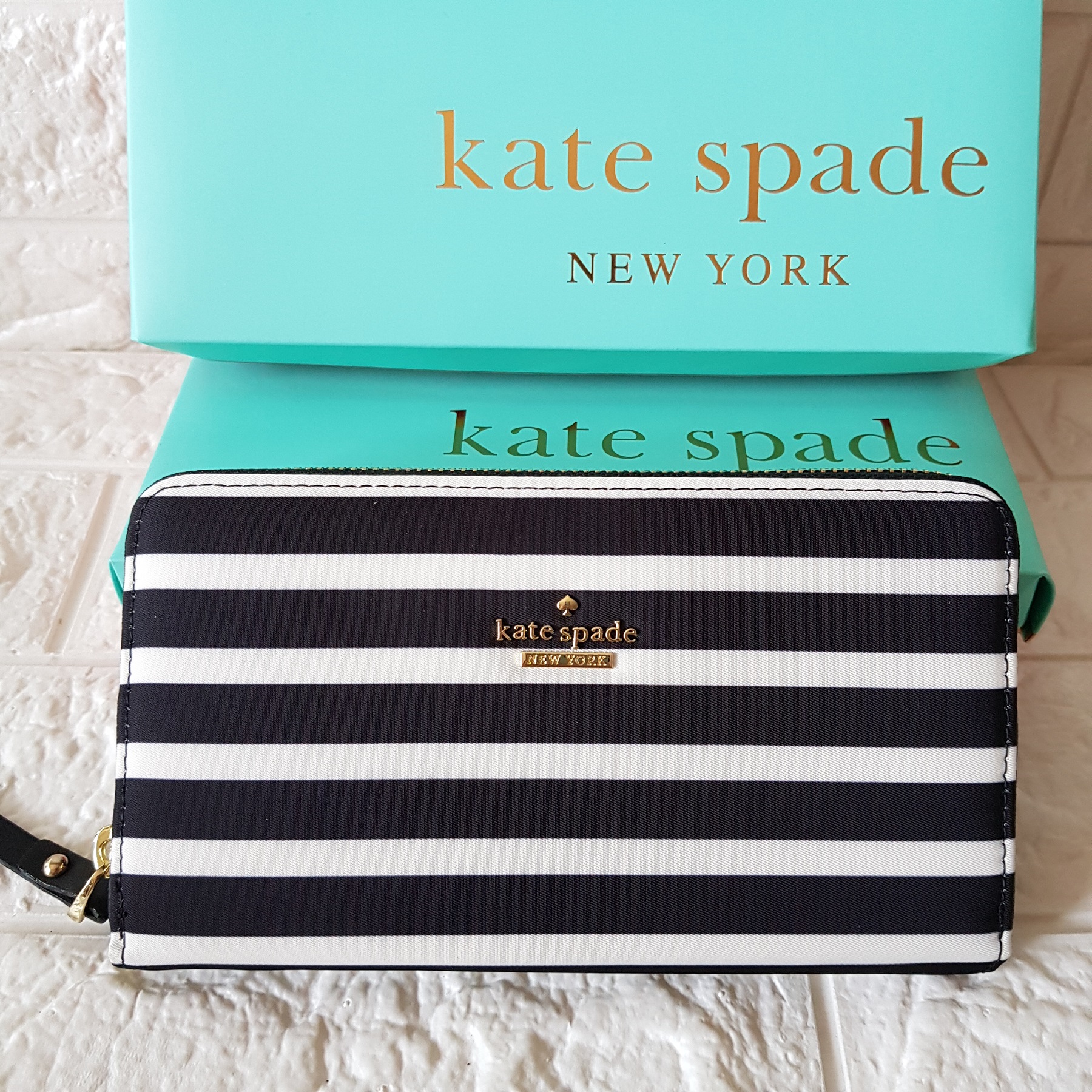 Kate Spade Classic Zip Around Wallet - Lyla in Plain Stripes Black / White  Nylon Wallet | Lazada PH