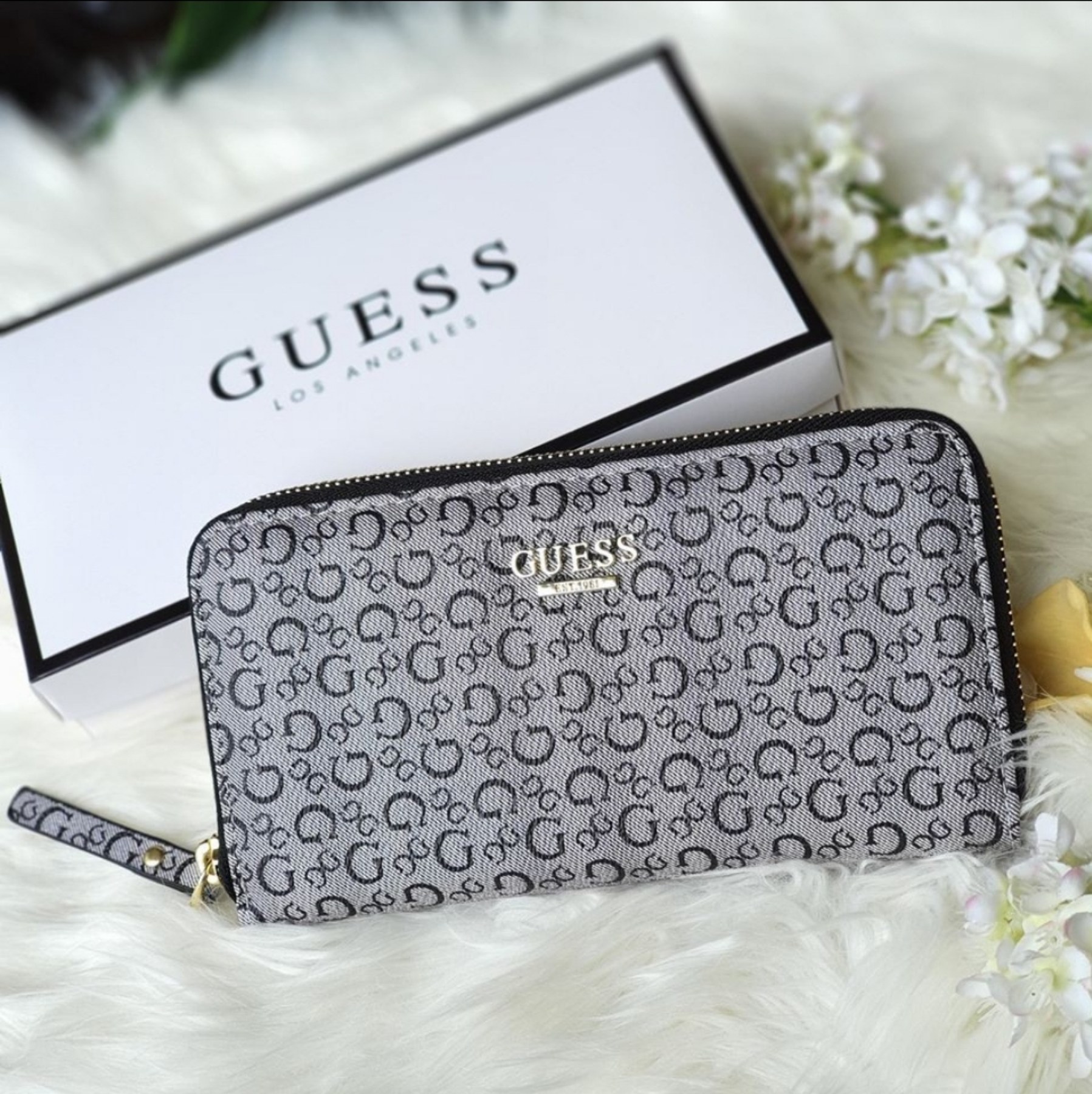 Guess Classic Signature G Monogram in Coated Synthetic Leather Zip Around  Wallet - Grey / Black Women's Long Wallet