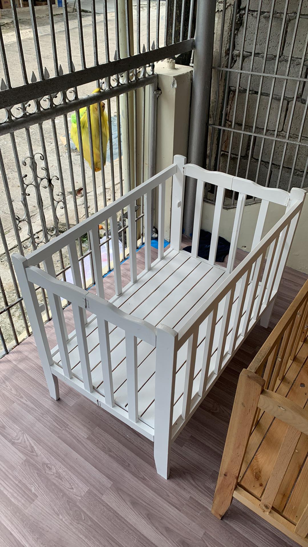 Adjustable wooden crib varnish white Standard Size Wooden Crib