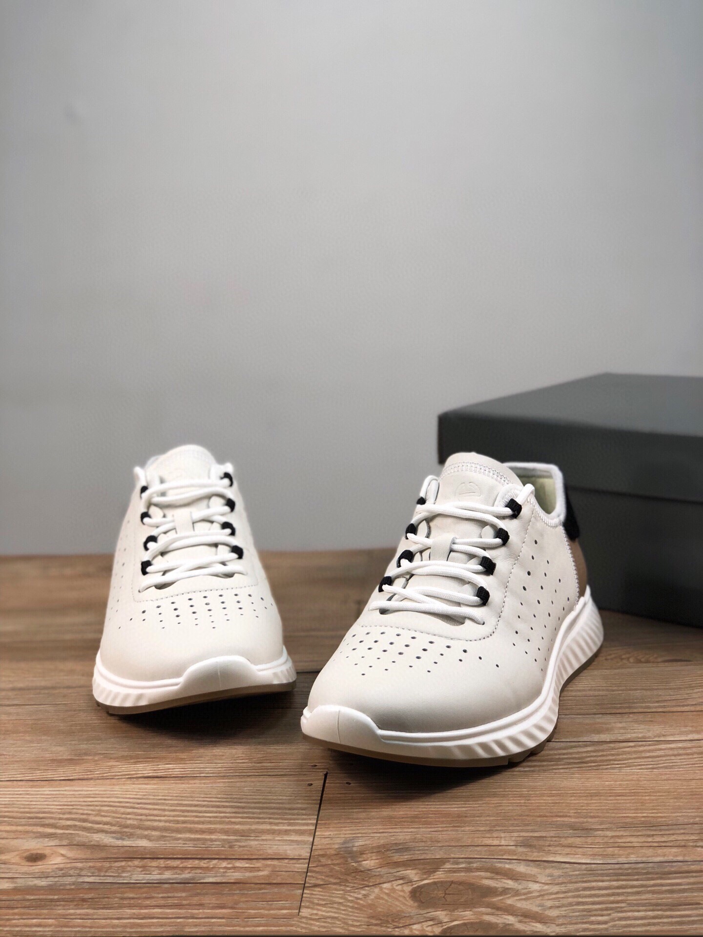 ecco breathable shoes