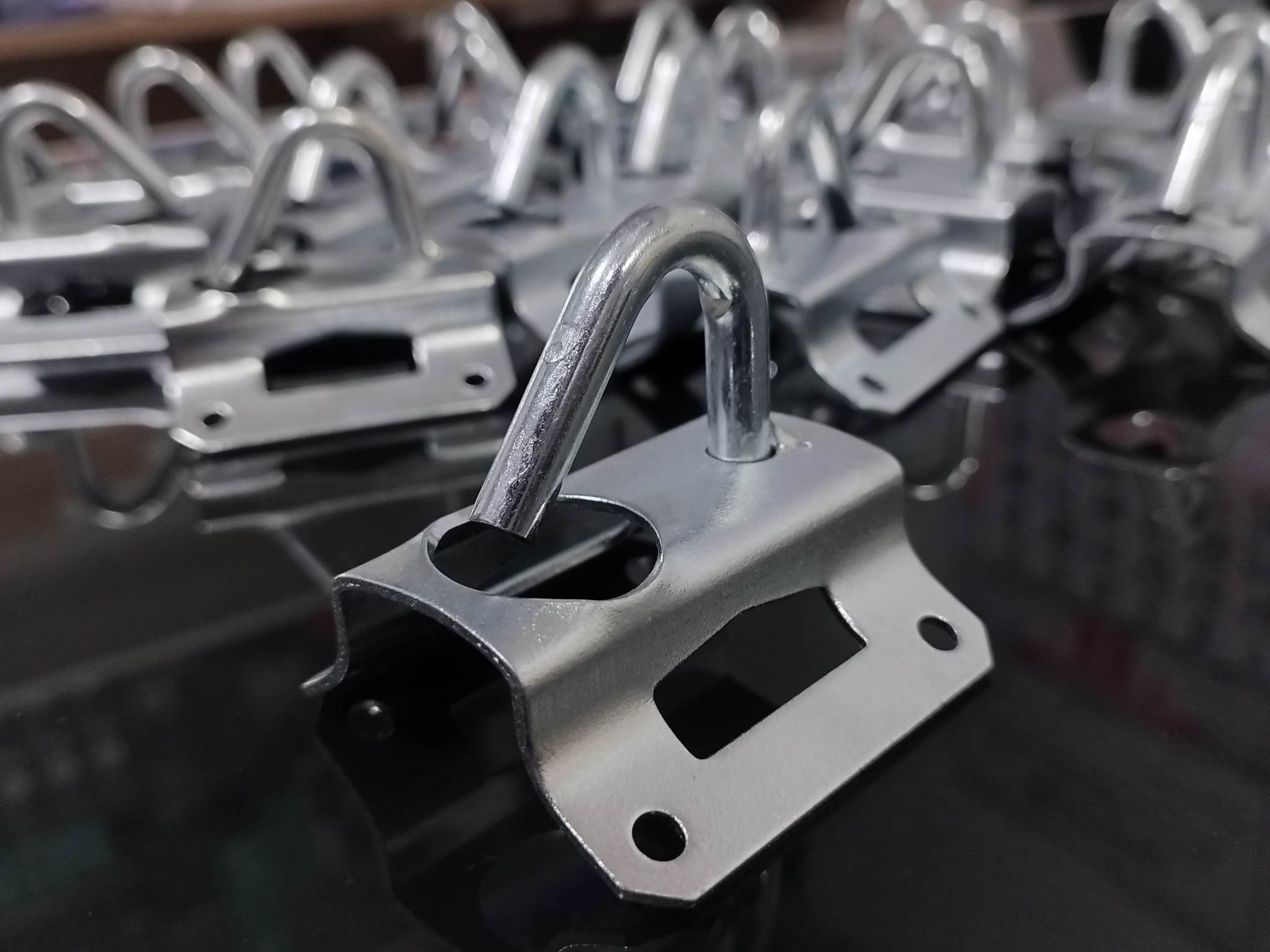 FTTH Hoop Fastening Retractor or Pole Mounting Bracket for Fiber Optic