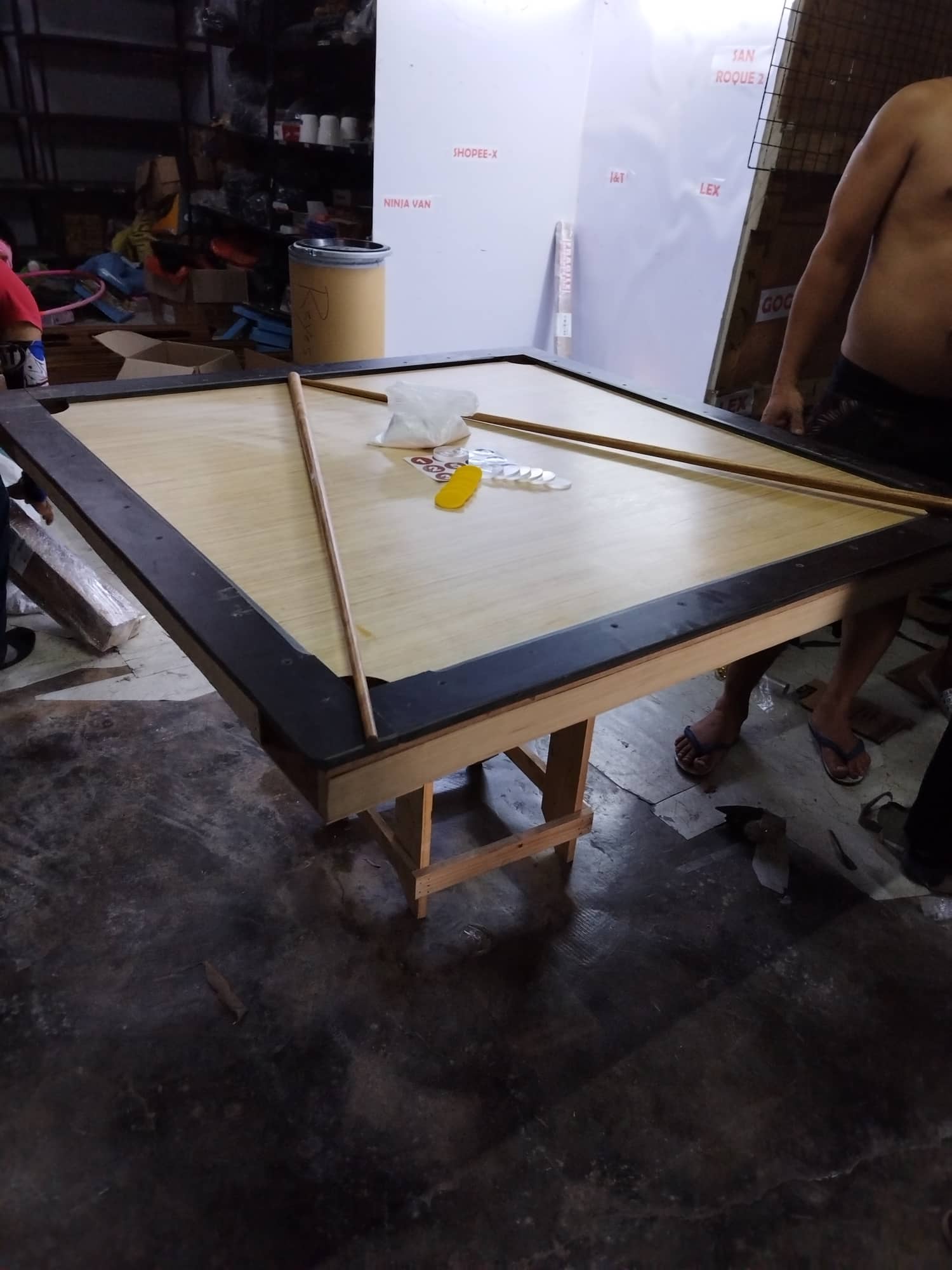 4x4 ROTATING POOL TABLE WITH COMPLETE ACCESSORIES / LAMESA NG POOL