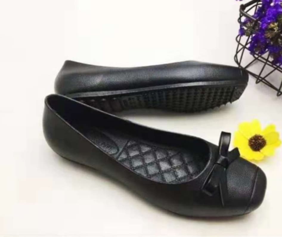 Durable black shoes for her.Rubberized 