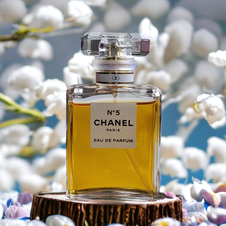 Download Chanel No. 5 L'eau With Flowers Wallpaper