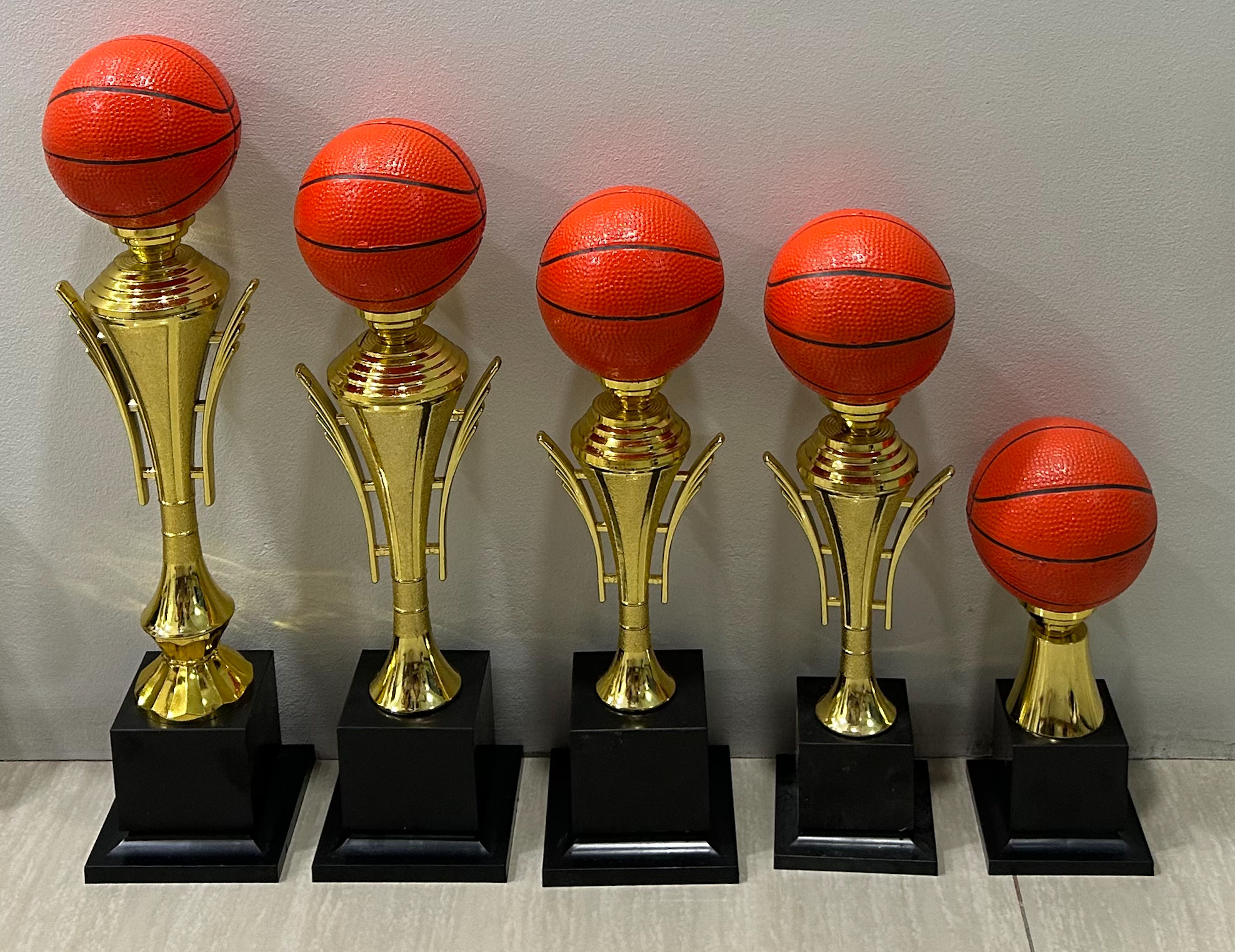 MR2 Sports Plastic Basketball Trophy Basketball Ball with Gold Cup Type